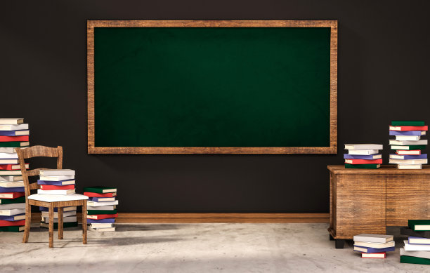 教室里，黑板在黑色的墙上，还有成堆的书图片下载