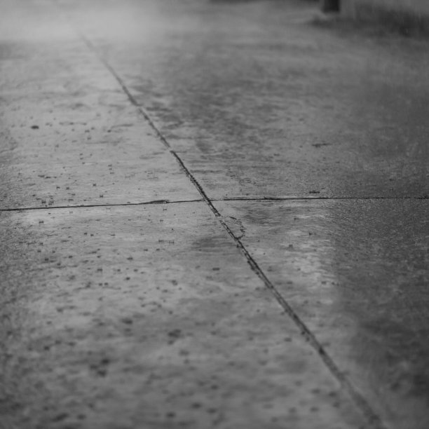 在水泥街上下雨。图片下载