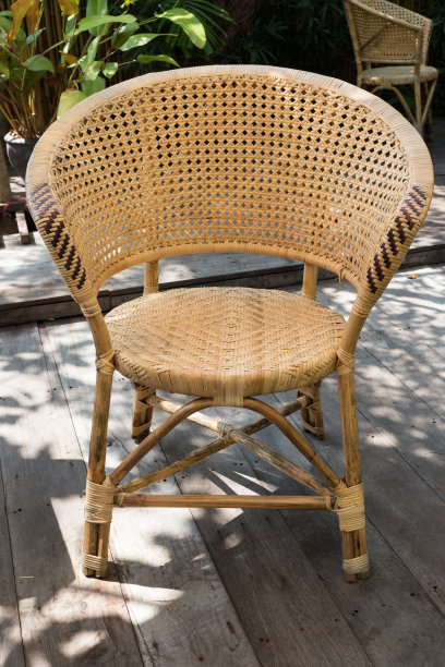 柳条舒适的椅子上图片下载