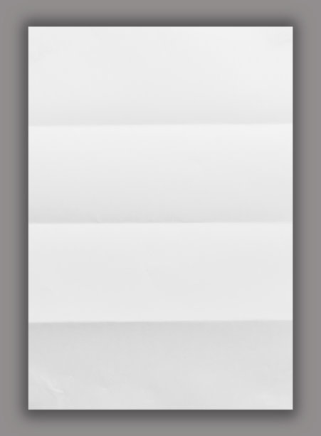 白色三折纸在灰色，裁剪路径图片下载