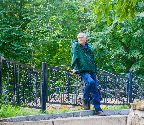 公园里微笑的老人图片下载