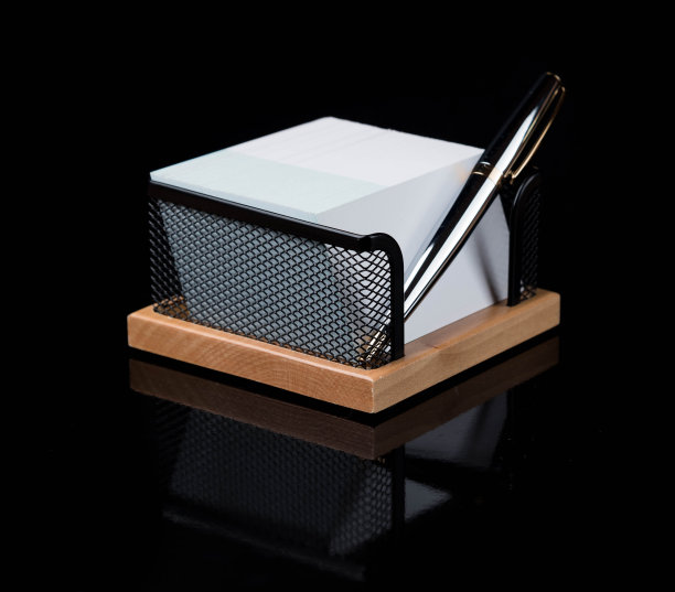 木制文具集与银笔孤立在黑暗的背景图片下载