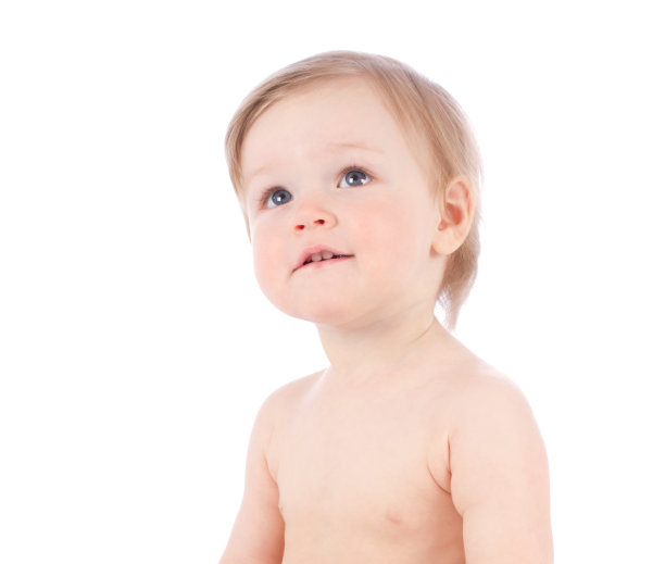 可爱的小女孩抬头看的肖像图片下载