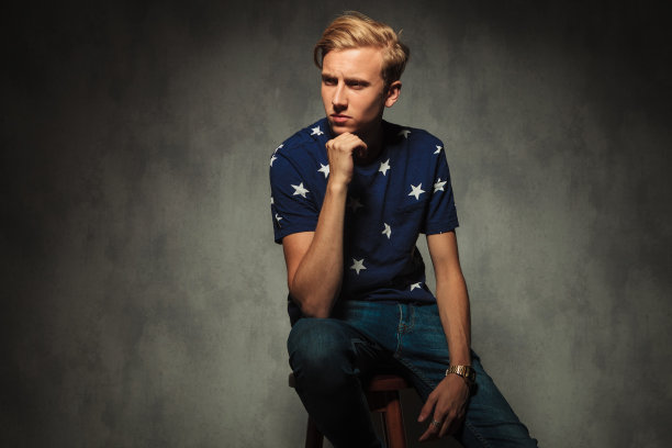 一个思考的金发男人的侧视图图片下载