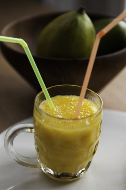 两根吸管的新鲜芒果奶昔图片下载