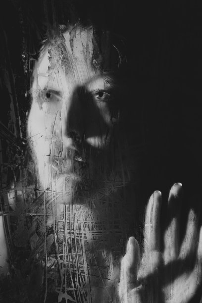 小女孩躲在脏玻璃杯后面图片下载