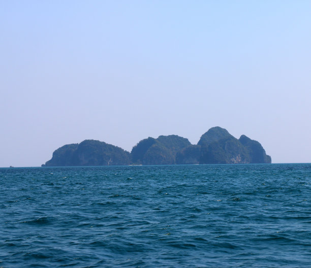 泰国甲米周围的岩层和岛屿图片下载