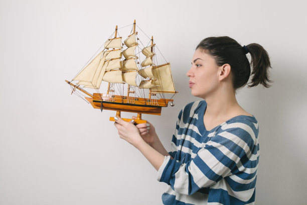 女人握船模型图片下载