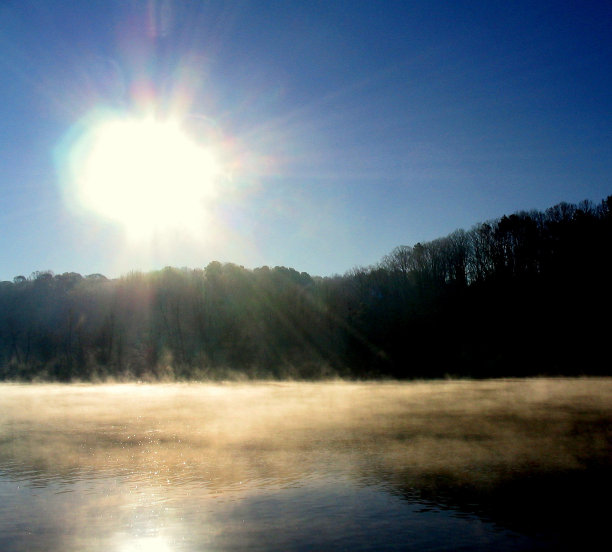 迷雾湖上的戏剧性日出图片下载