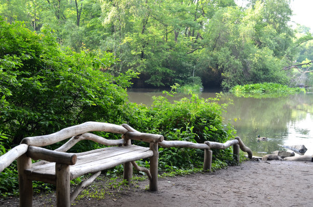 湖边用木头做的长凳和栅栏图片下载