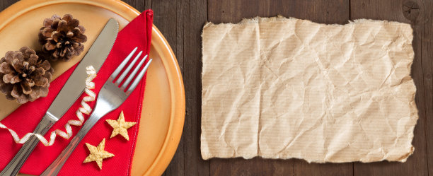 用牛皮纸装饰的节日餐桌图片下载