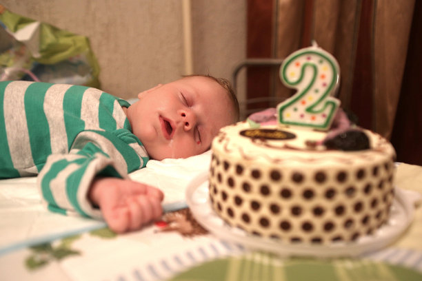 累了宝宝在派对后睡觉图片下载