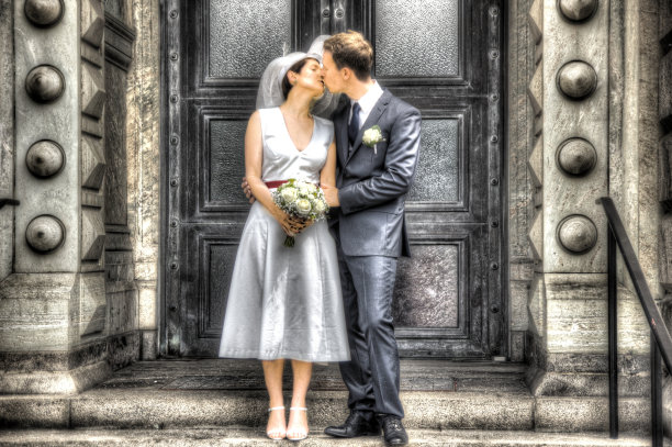 新婚夫妇在教堂外接吻，画出效果图片下载