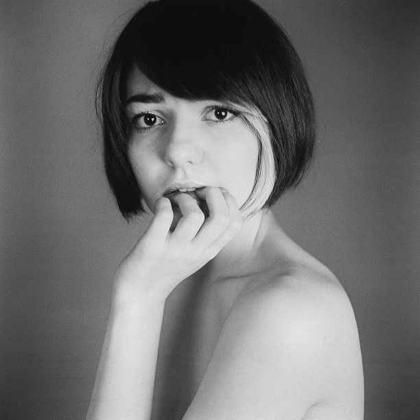 坐在那里的女人看起来很担心图片下载