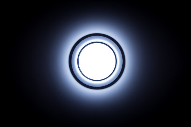 散景一盏灯在黑色背景上图片下载