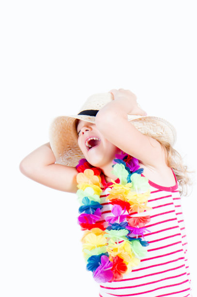 快乐的女孩戴着帽子笑着图片下载