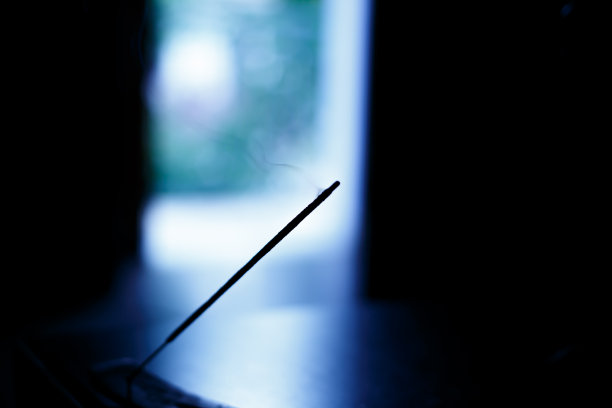 艺术摄影，熏香和灯光背景图片下载