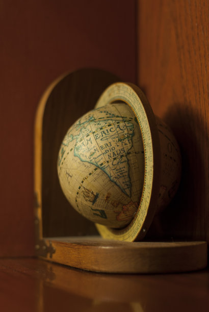 作为书挡的老式地球仪图片下载