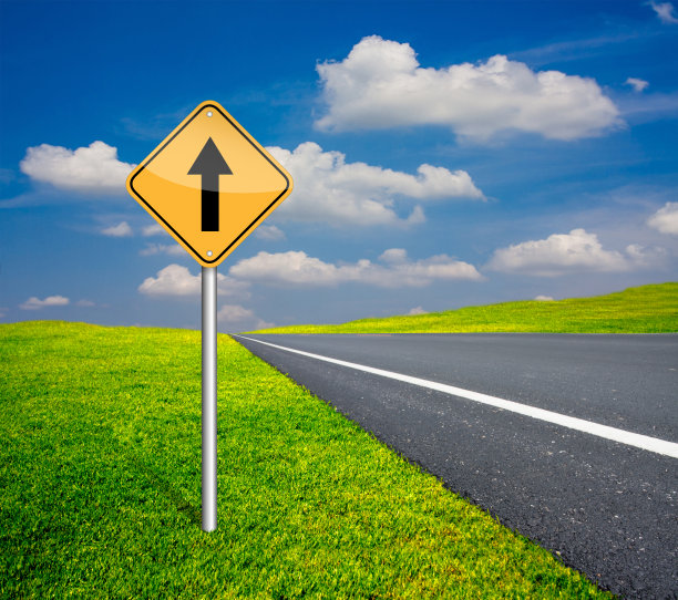 柏油路旁的交通标志杆图片下载