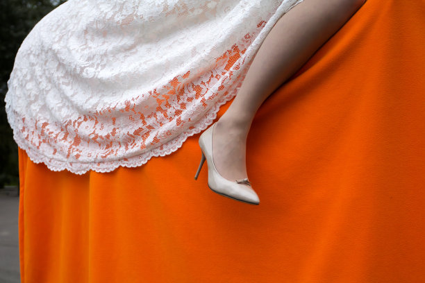 穿着白色高跟鞋的女人的腿图片下载