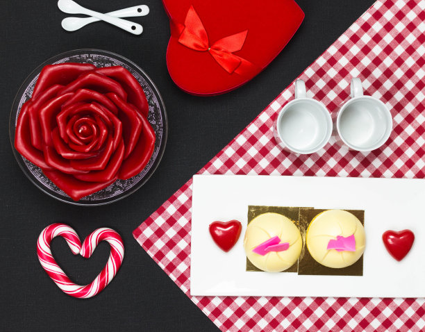 桌子已经为情人节准备好了，俯视图图片下载
