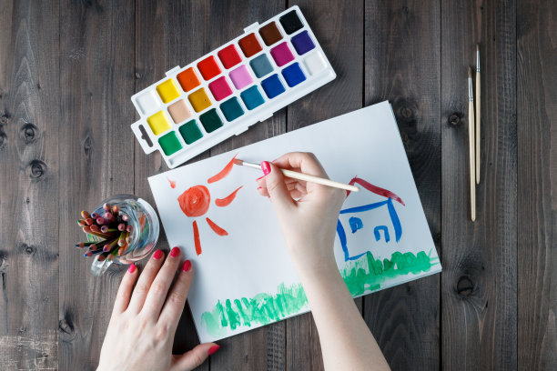 女人daraw明亮的太阳和房子图片下载