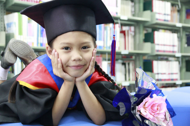 戴着大毕业帽的女孩图片下载