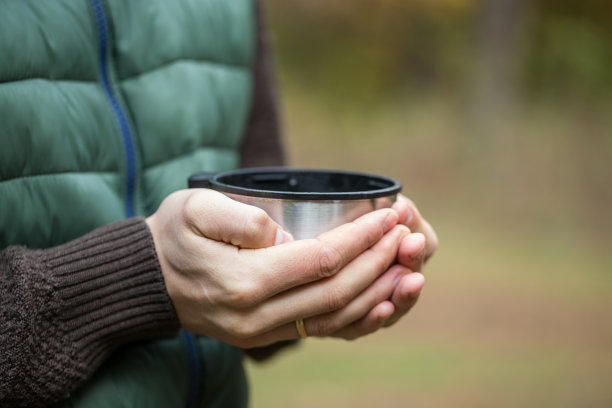 手里拿着一杯茶。特写镜头。图片下载