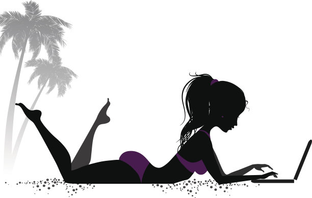 沙滩上拿着笔记本电脑的女孩图片下载