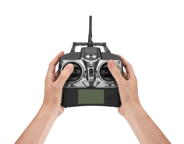 手里拿着无线电遥控器图片下载