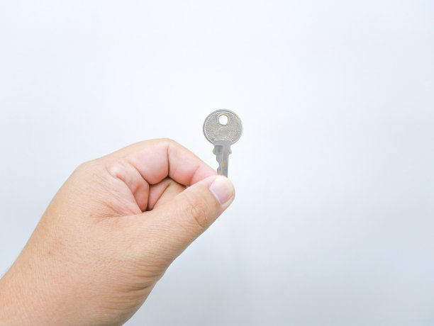 手里拿着钥匙，举起来图片下载