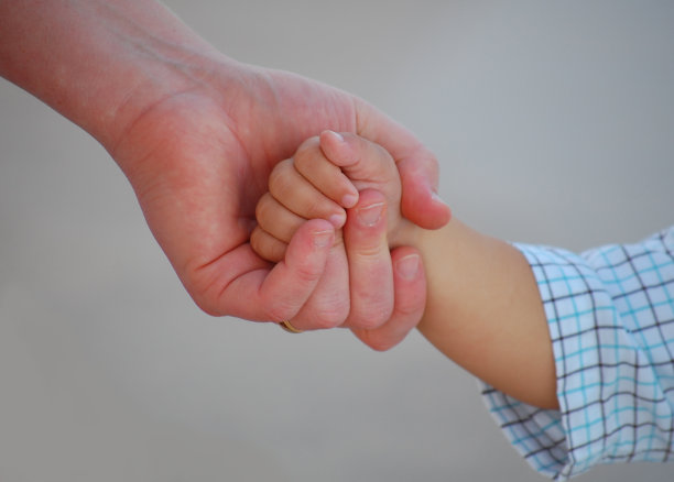 父亲和儿子牵着手图片下载