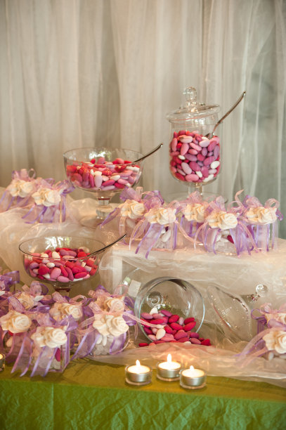 桌上放着结婚糖果图片下载