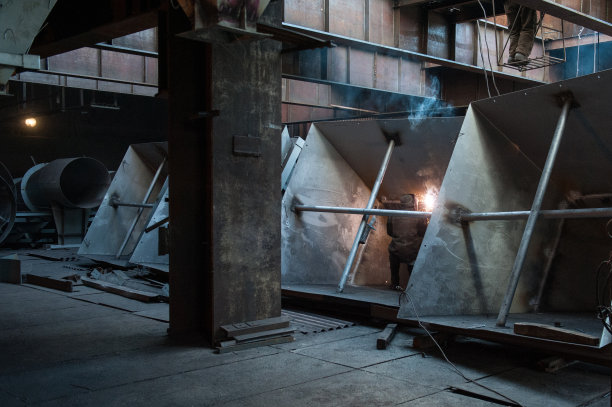 两名工人正在进行工业焊接图片下载