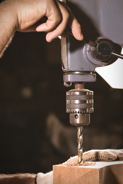 电动台式钻床。图片下载