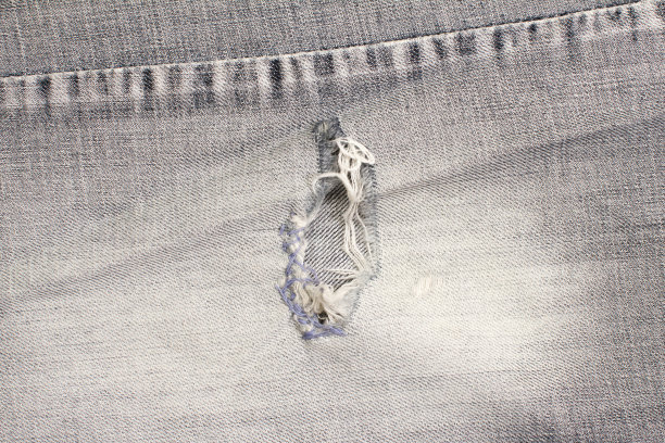 穿着有洞的蓝色低织牛仔裤图片下载