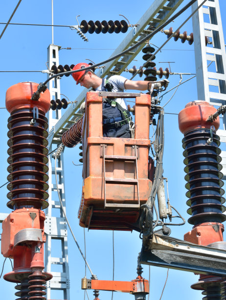 建筑工人在修理樱桃采摘机上的电线图片下载