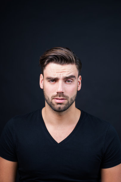 迷人的年轻人皱眉图片下载