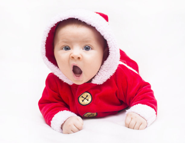 宝宝穿着圣诞老人的衣服。图片下载