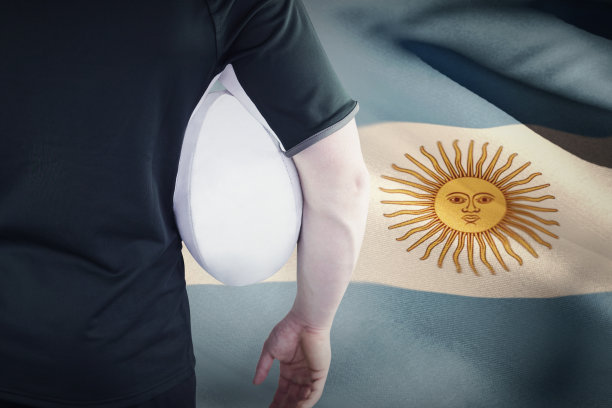 橄榄球运动员与球的合成图像图片下载