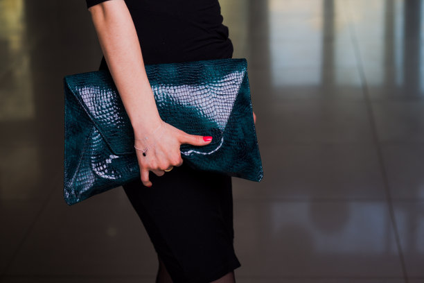 女士的包。特写的绿色皮革手袋在手中图片下载