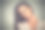 疲惫的女人在按摩她疼痛的脖子图片下载