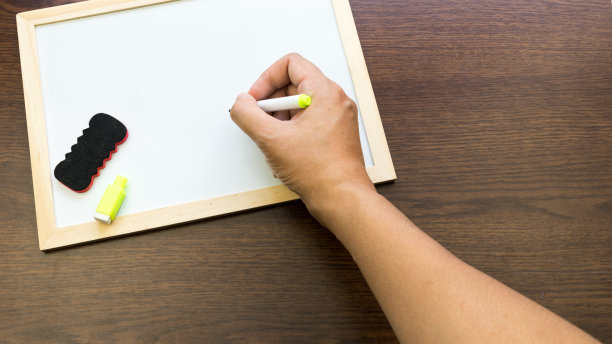 在木头表面的空白白板上手写图片下载