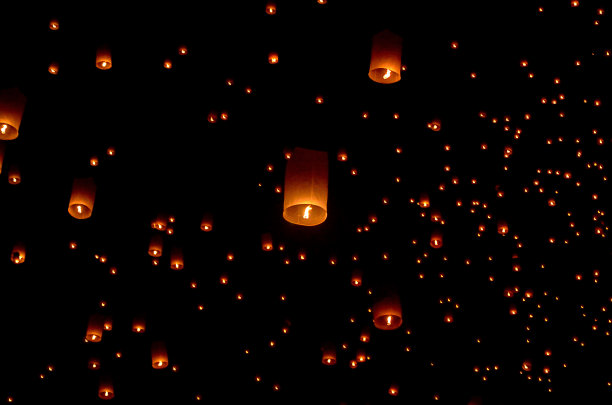 夜空中漂浮的灯笼图片下载