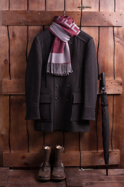 男人的衣服放在木头房子里。图片下载