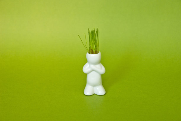 抱着双臂思考的人图片下载