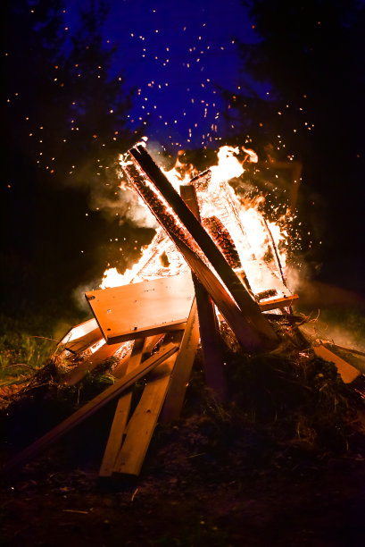 大篝火和火花在夜晚图片下载