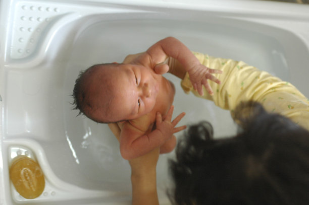 新生儿洗澡。图片下载
