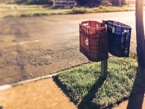 人行道上放着两箱可回收垃圾。图片下载