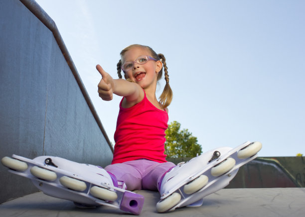 穿着旱冰鞋的女孩图片下载